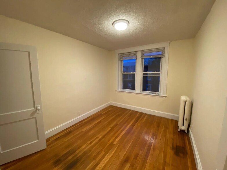 Building Photo - 8 Barrows St