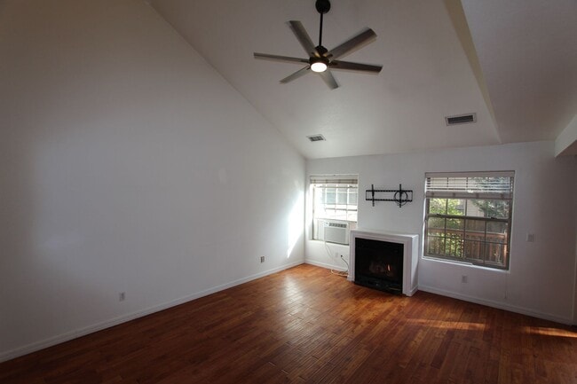 Building Photo - 3-Bed / 2.5-Bath Townhome in Boulder Point Near FUTS Trails
