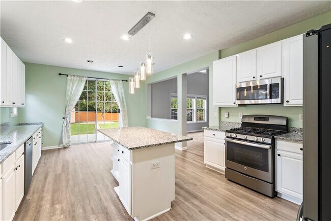 Building Photo - 3370 Palm Cir