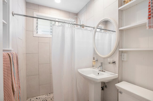 private bath with shower - 244 Awakea Rd