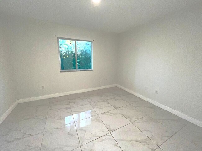 Building Photo - Great Location-Large 2/2/1 + DEN Duplex