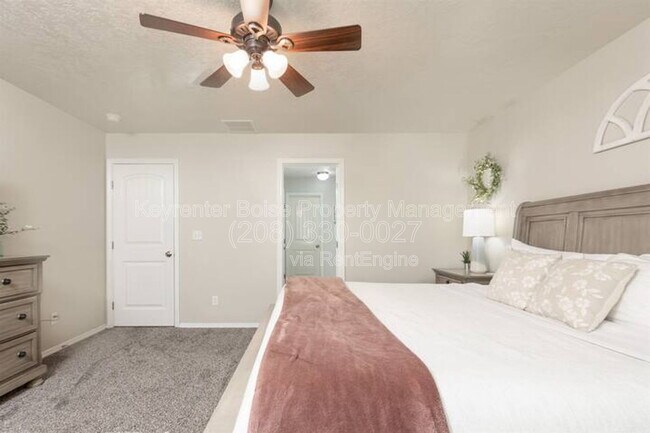 Building Photo - 879 N Traquair Pl