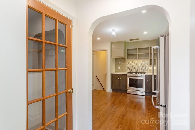 Building Photo - 10 S Oak Forest Dr