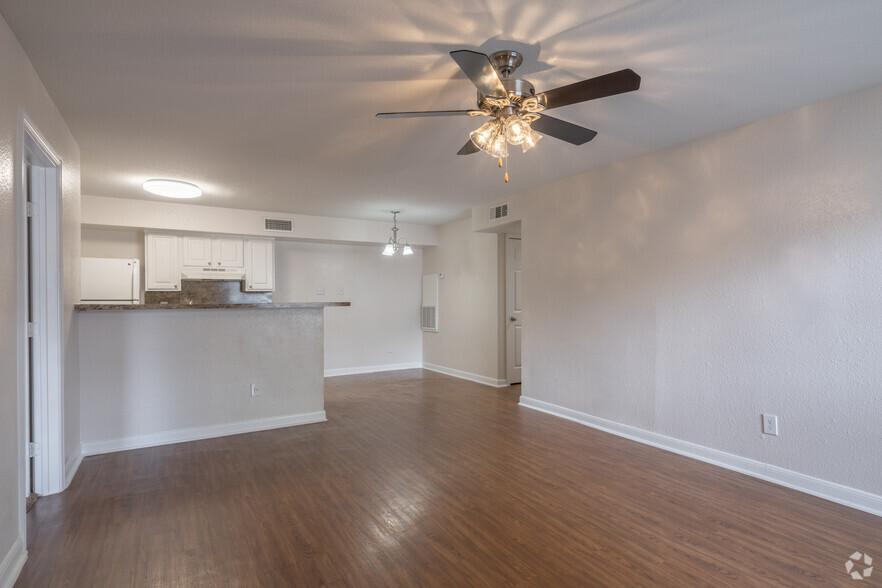 2BR, 2BA - 1040SF - Lakewood Apartments