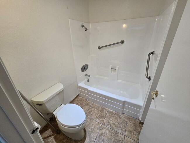 Building Photo - Freshly Painted 1-Bedroom Condo with Covered Parking