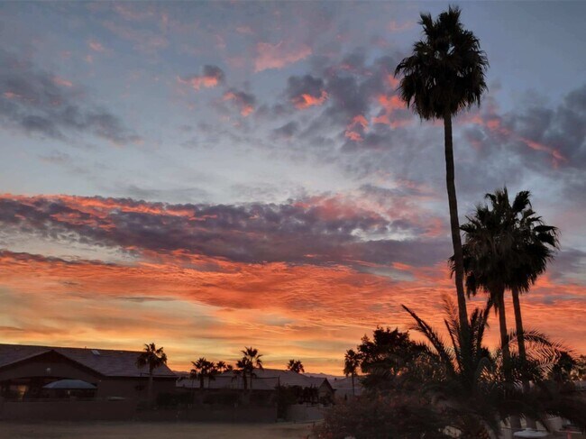 Building Photo - Large townhouse located on the golf course...