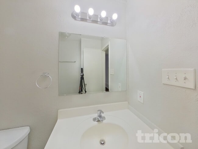 Building Photo - 1916 Tracey Cir