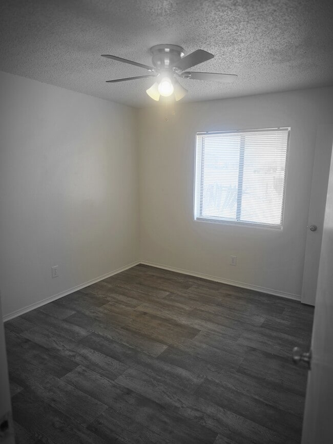 Building Photo - 409 River Rd