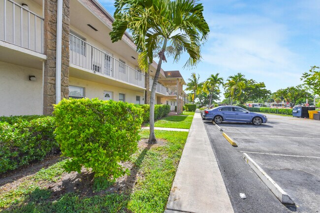 Building Photo - 9851 Sandalfoot Blvd