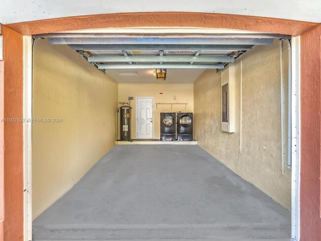 Building Photo - 3878 Tree Top Dr