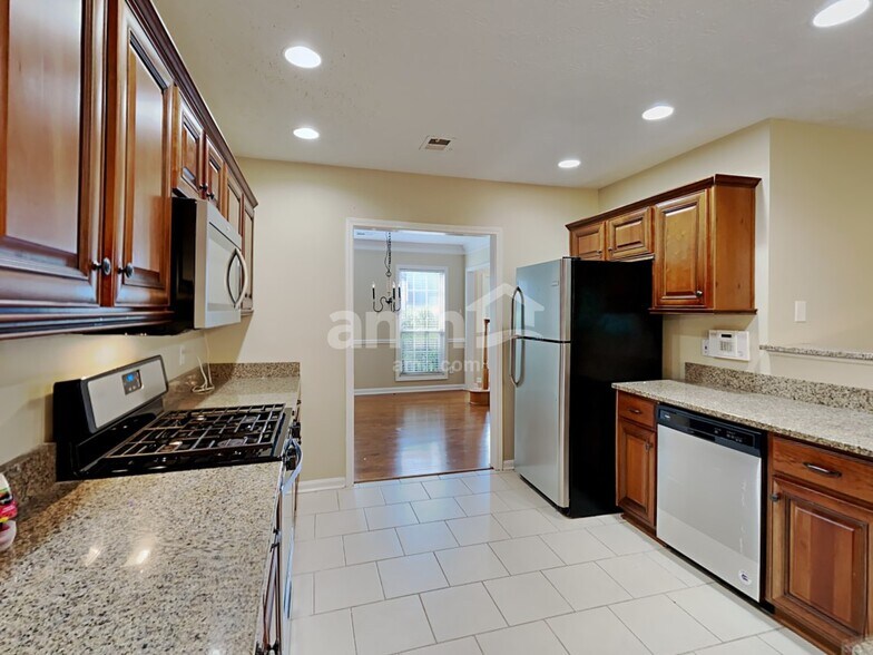Building Photo - 1200 Evergreen Oak Way