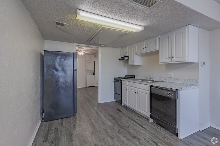 1BR, 1BA - 450SF - Kitchen - University View Denton