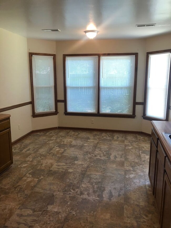Building Photo - REDMILL 3 BEDROOM