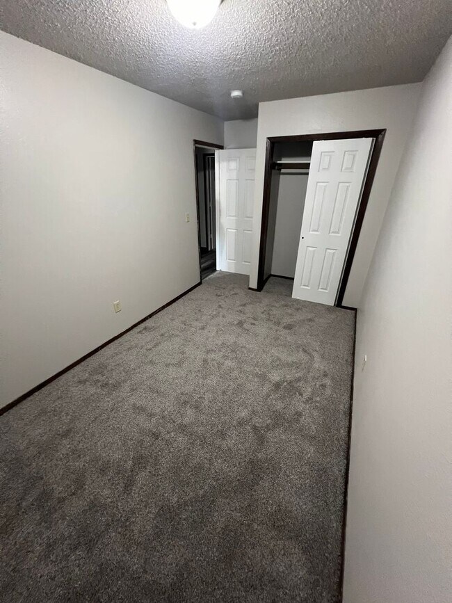 Building Photo - 3 bedroom apartment-NW Ames close to Sawyer Elementary-no pet fees