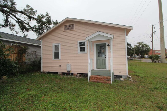 Building Photo - 618 N B St