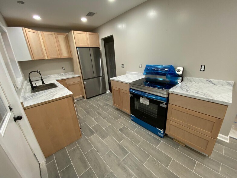 Building Photo - 2706 Canary Dr