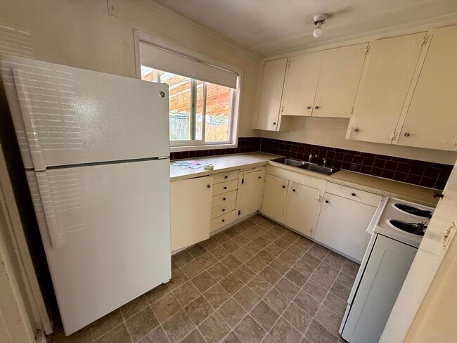 Building Photo - 3 Bedroom Duplex Close to U of O Campus
