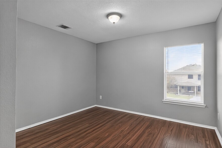 Building Photo - 217 Pinewood Trl