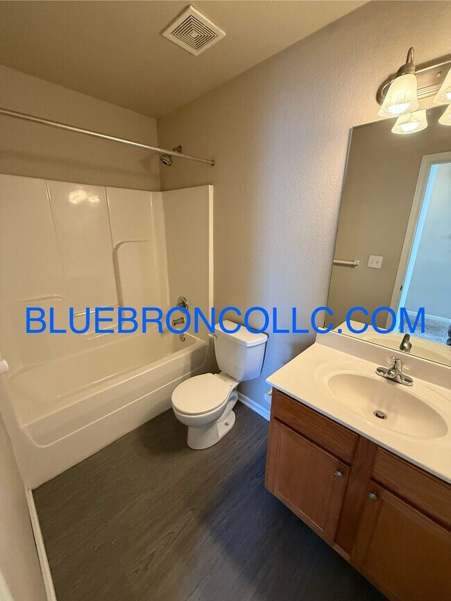 Building Photo - 117-121 SE Rock Garden Ln