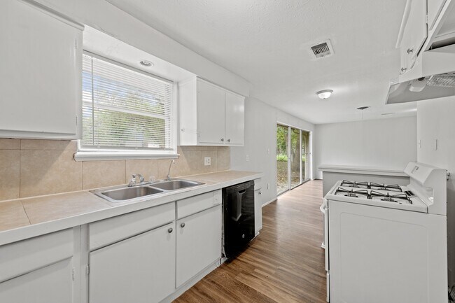 Building Photo - 408 Grantham Rd