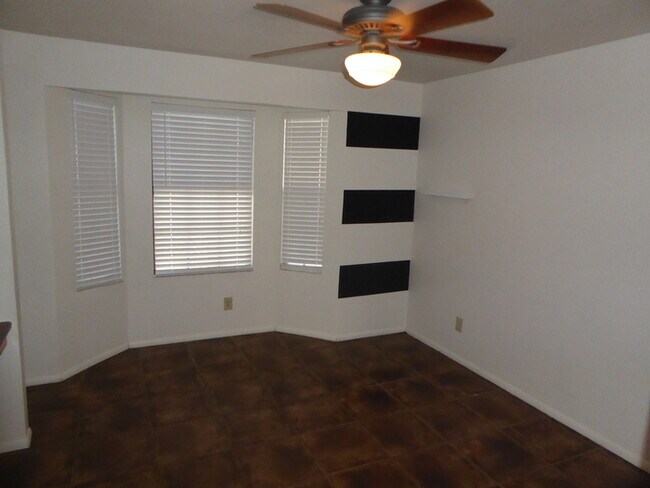 Building Photo - 820 W University Dr