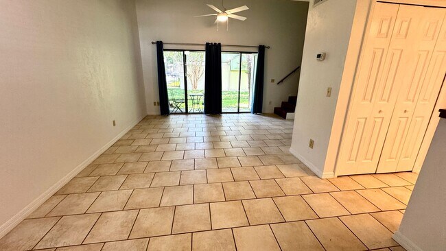 Building Photo - Move In Ready Condo in Woodside Villas