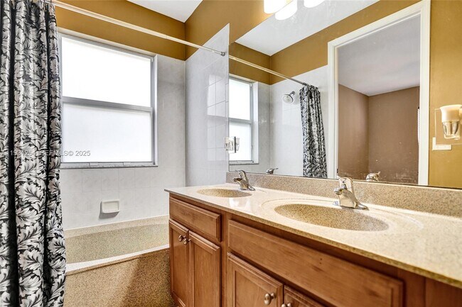 Building Photo - 2057 SE Avon Park Dr