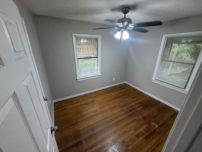 Building Photo - Three Bedroom One Bathroom Cottage in Palmetto Park, St. Petersburg