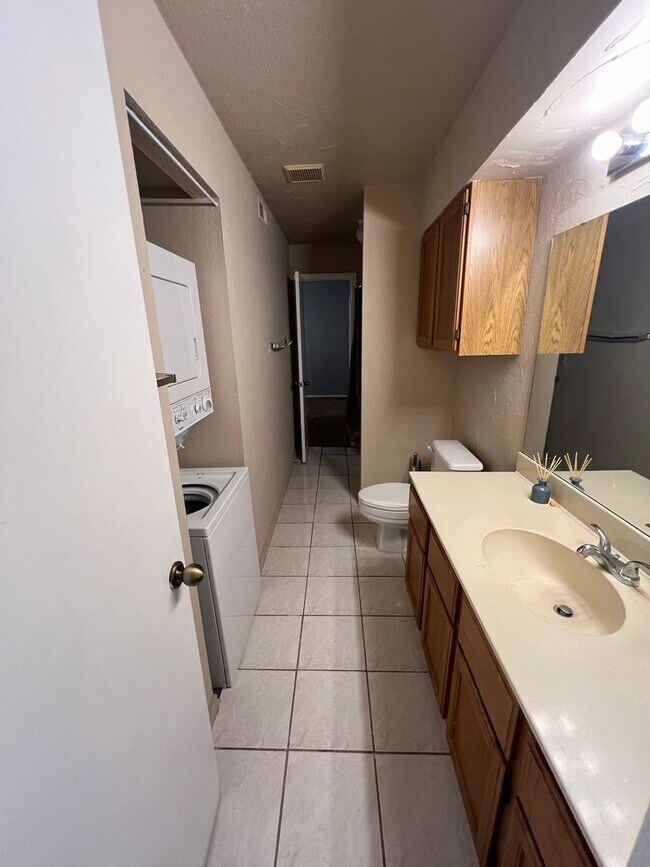 Building Photo - 2 bed/2 bath condo near the OU Campus