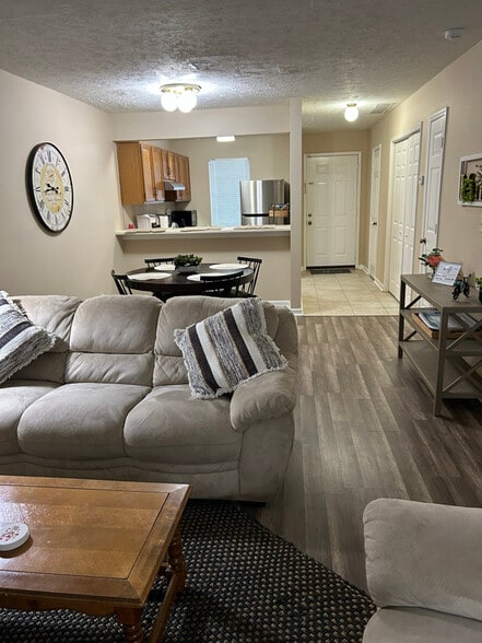 Building Photo - 1591 Springleaf Point SE