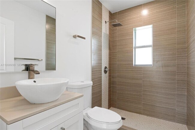 Building Photo - 2714 SW 36th Ave