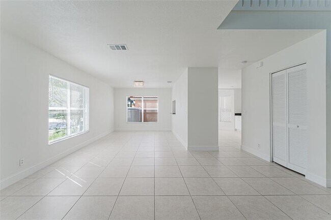 Building Photo - 10646 Lake Oak Way