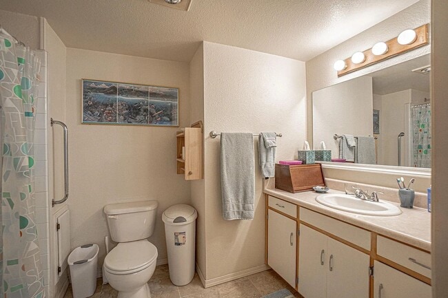 Building Photo - Unfurnished Two bedroom, Two bath Ground Floor Townhouse | Available June