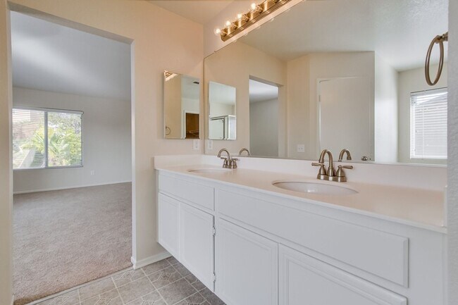 Building Photo - Gorgeous 4 Bedroom Santa Fe Hills Home With a Pool!