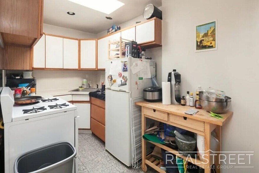 Building Photo - 2 BR 1.5 Bath with Roof Deck in Cobble Hill!