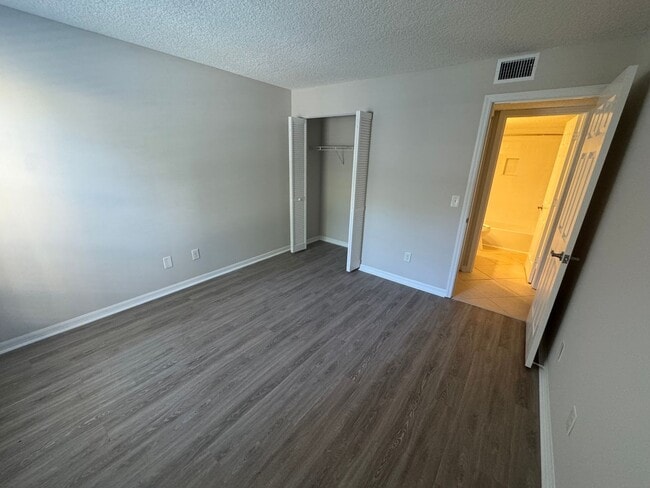 Building Photo - Spacious Two Bedroom Two Bath Condo in Pon...