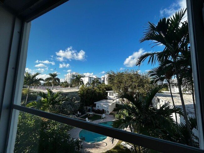 Building Photo - Large Updated 1 Bedroom 1.5 Bath Condo - Steps from Fort Lauderdale Beach!