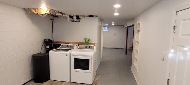 Building Photo - 2124 Maple Ave