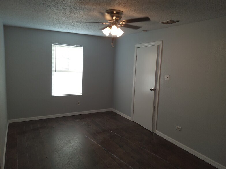 1st bedroom - 1118 Santa Anna