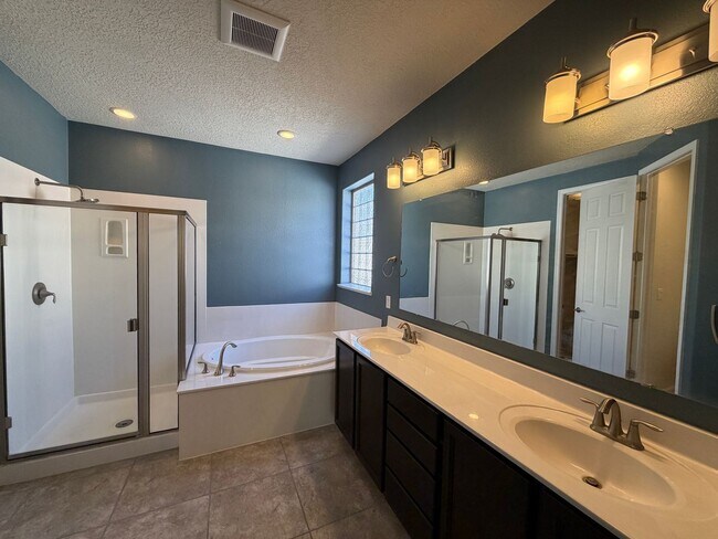Building Photo - 4 Bedroom Single Story Home Available Near Golf Course Rd & Southern Blvd!