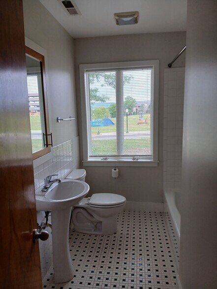 Building Photo - 100 Eheart St SE