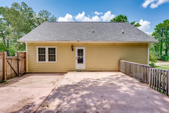 Building Photo - Charming 4-Bedroom Home in Prime Columbia ...