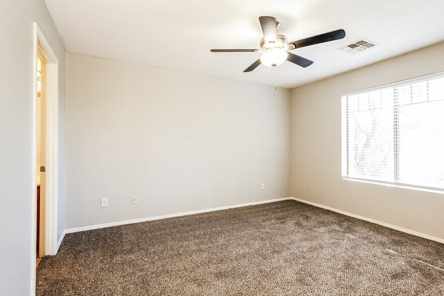 Building Photo - 12938 W Fleetwood Ln