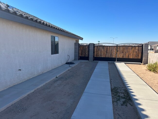 Building Photo - San Luis AZ, Three Bedroom 2 Bath Corner Lot Home with Additional Parking