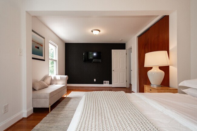 Building Photo - Spacious 5BR House in Takoma Park