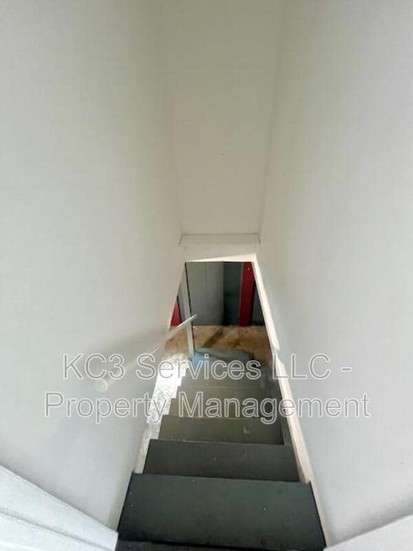 Building Photo - 5025 N Bellaire Ave