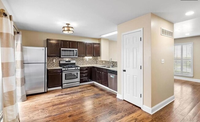 Building Photo - Lovely 2 Bedroom / 2 Bath for Rent