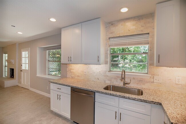 Building Photo - 802 Wavecrest Ln