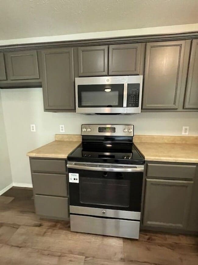 Building Photo - 3 Bedroom Home in Merriam Woods!