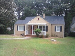 Building Photo - MOVE IN TODAY! Cute 3 bedroom 2 bath located in Sylvan Hills, Atlanta